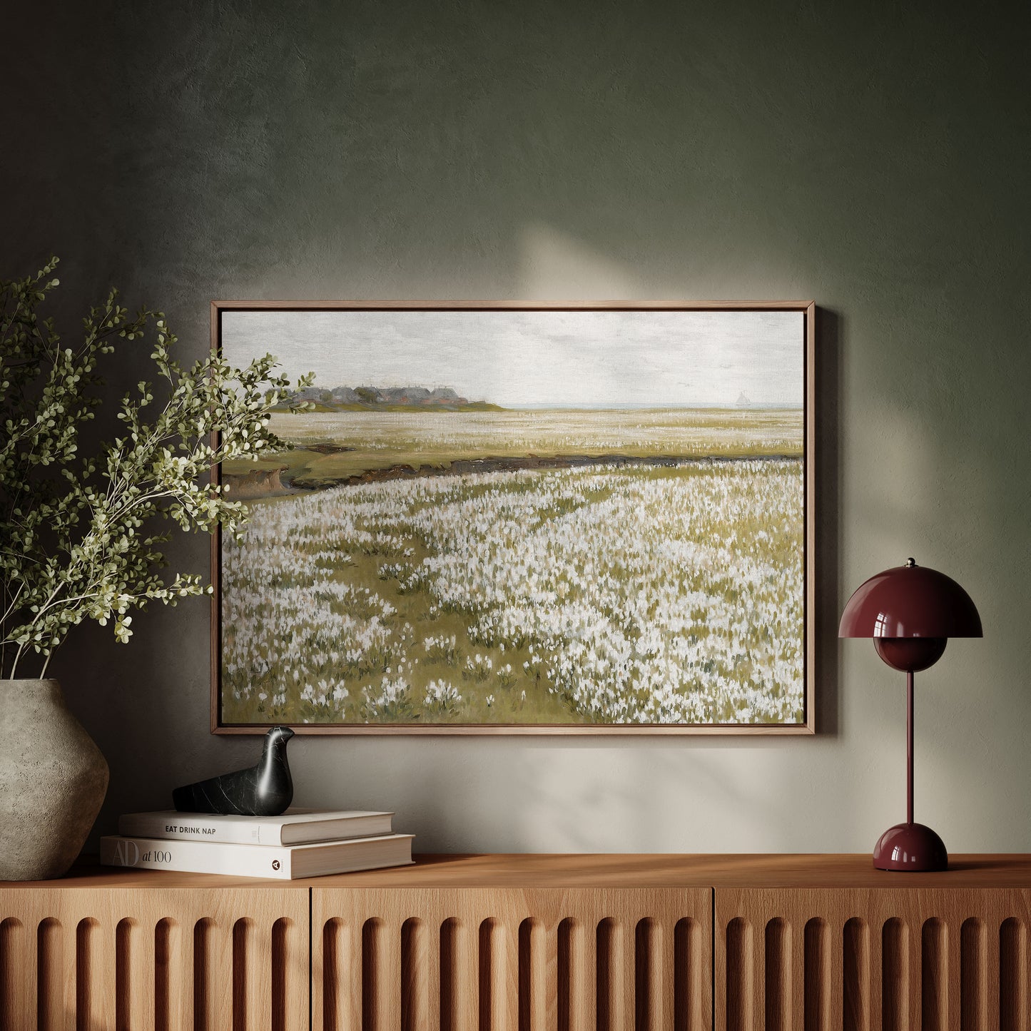 Exklusiv inramad canvastavla i stort format. Landskapsmotiv av sommaräng med vita vildblommor.