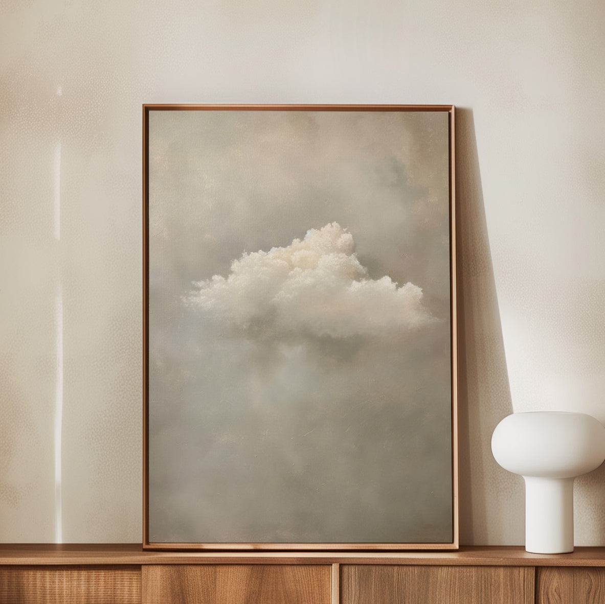 Exklusiv inramad canvastavla i stort format. Fluffigt moln på beige bakgrund.