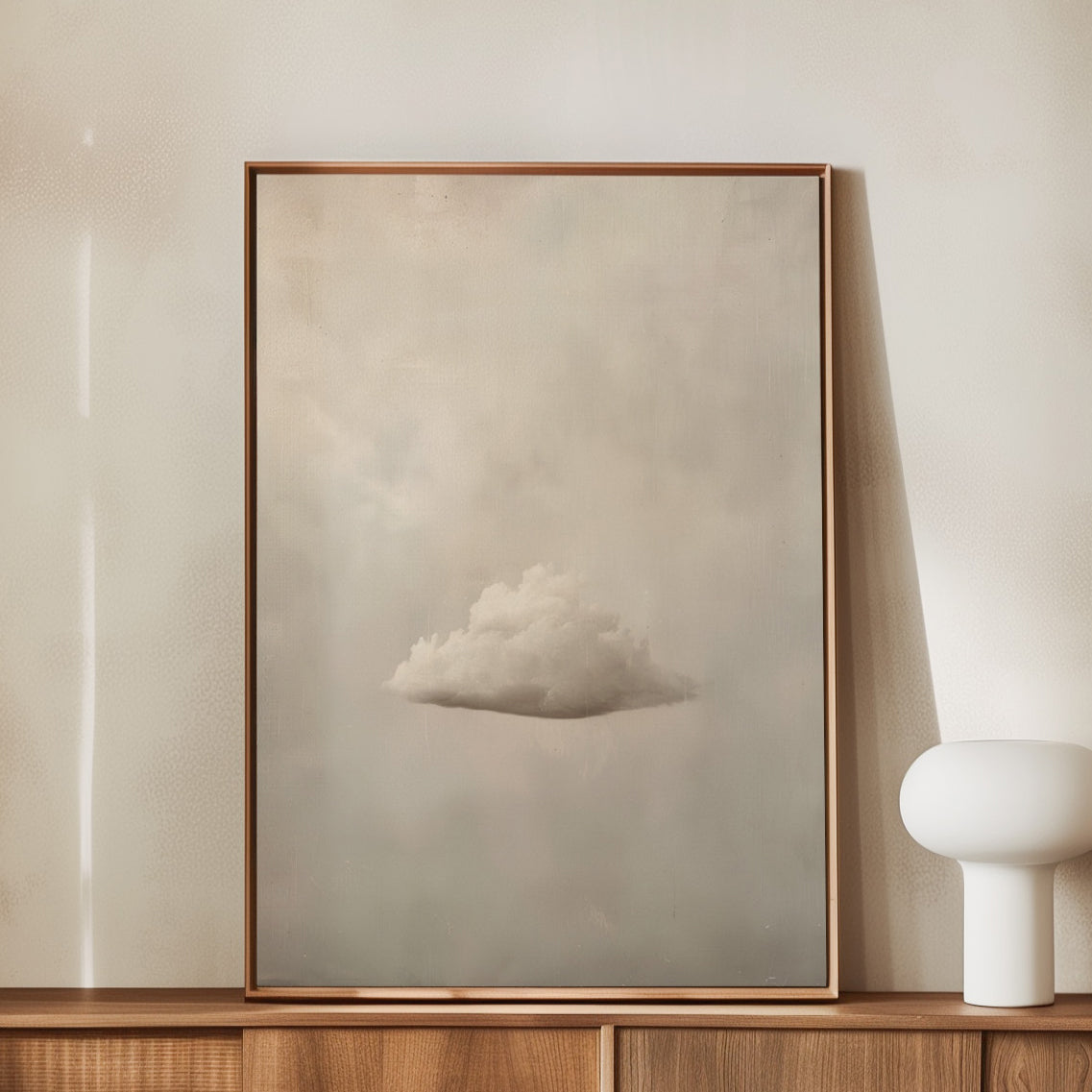 Exklusiv inramad canvastavla i stort format. Fluffigt moln på beige bakgrund.