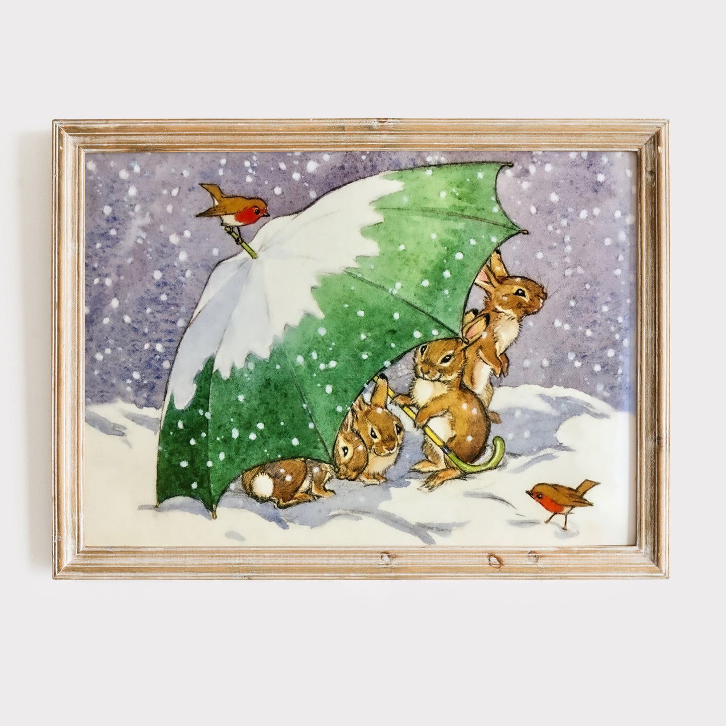 Retro Beatrix Potter illustration, kaniner under paraply.