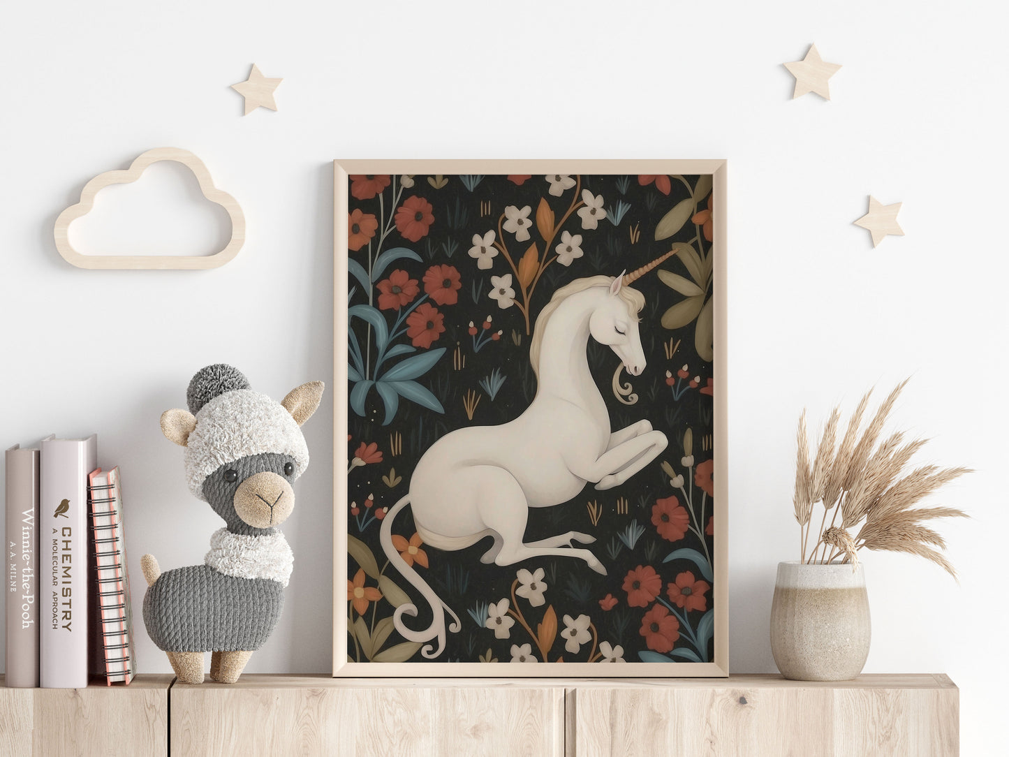 Poster, enhörning och blommor på svart bakgrund.
