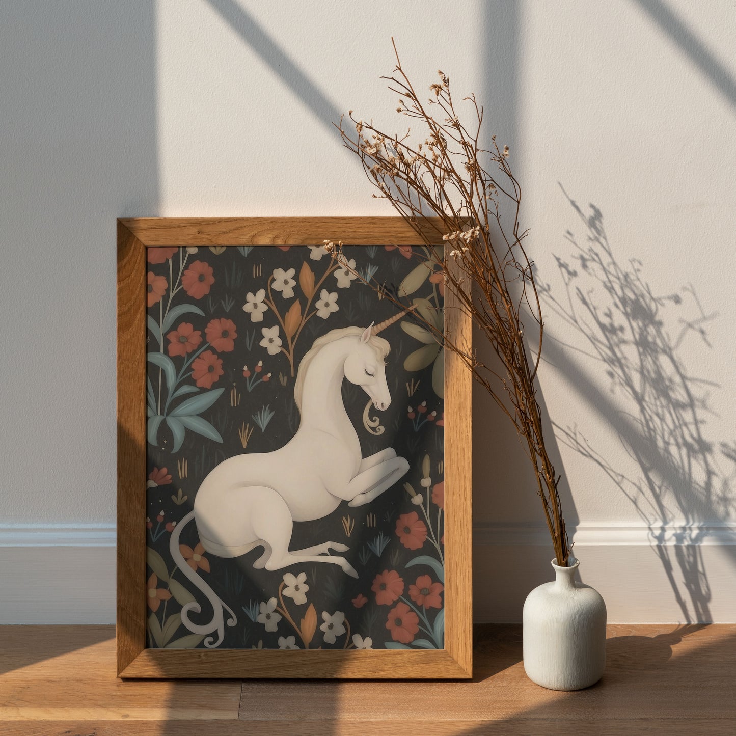 Poster, enhörning och blommor på svart bakgrund.