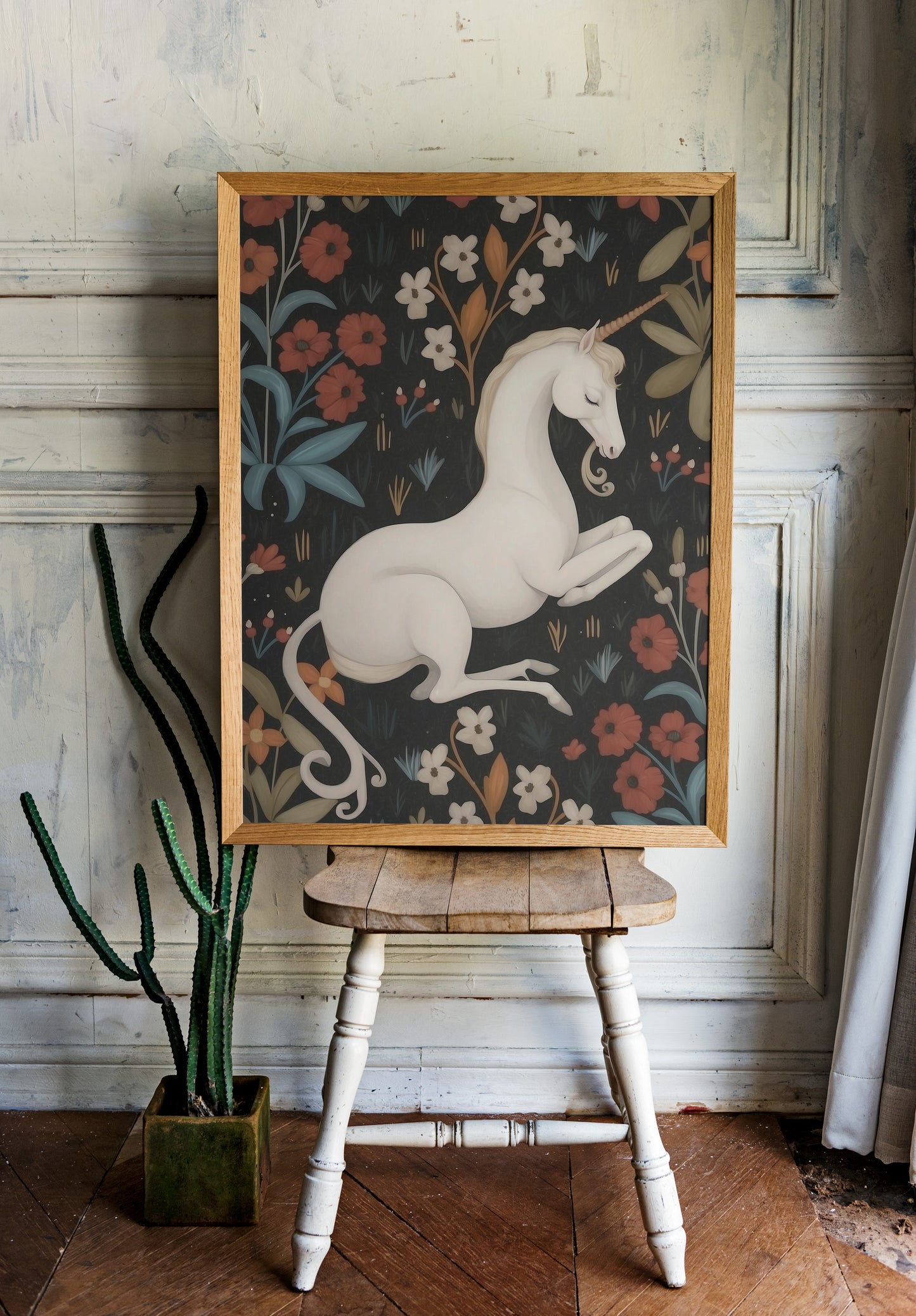 Poster, enhörning och blommor på svart bakgrund.